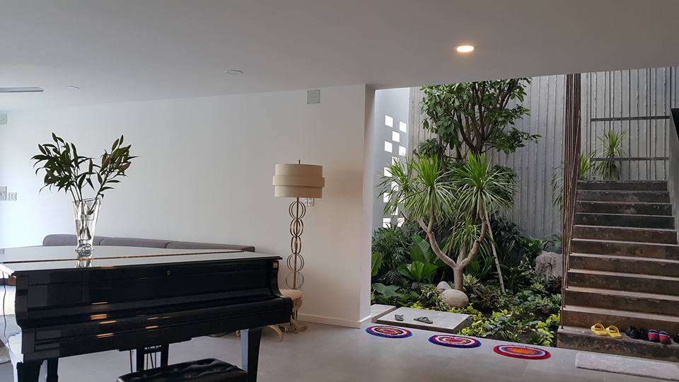 Căn hộ được thiết kế với không gian mở với những không gian dành cho cây xanh bên cây đàn ghi ta - là nơi Hồ Ngọc Hà tận hưởng không gian dành cho riêng mình